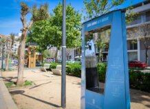 Fuente de agua potable en un parque de Torrent con árboles y juegos infantiles