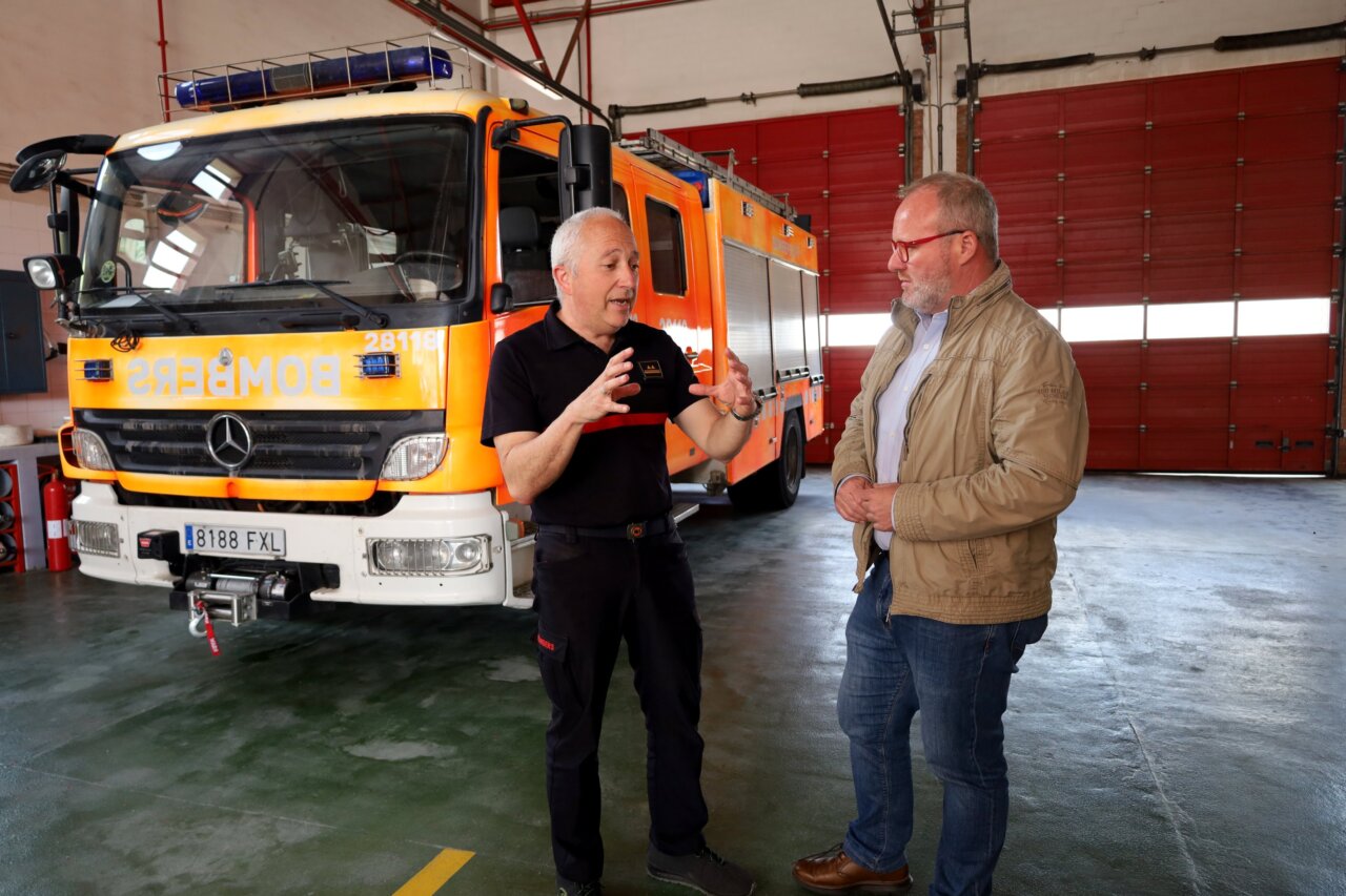 Reforma del parque de bomberos en La Pobla de Farnals con camión de bomberos