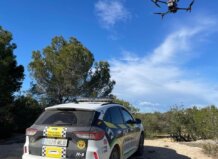 Vehículo policial con dron en un entorno natural durante Pascua