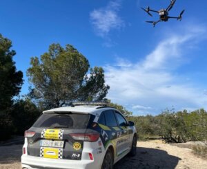 Vehículo policial con dron en un entorno natural durante Pascua