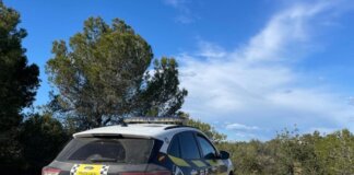 Vehículo policial con dron en un entorno natural durante Pascua