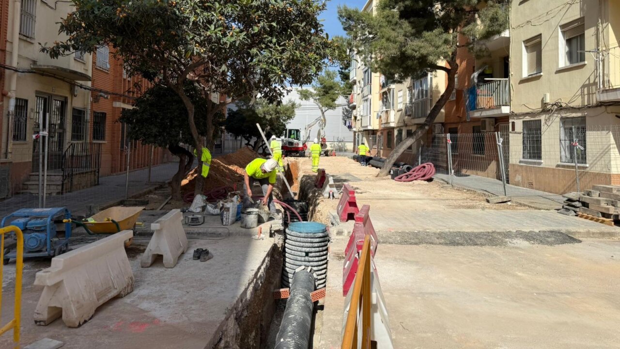 Trabajadores realizando la renovación del alcantarillado en la Fontsanta