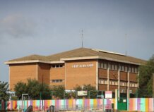 Edificio del CEIP Juan XXIII en Torrent con instalaciones coloridas