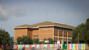 Edificio del CEIP Juan XXIII en Torrent con instalaciones coloridas