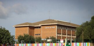 Edificio del CEIP Juan XXIII en Torrent con instalaciones coloridas