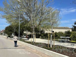 Jardín renovado en Massalfassar con árboles y bancos para descanso.