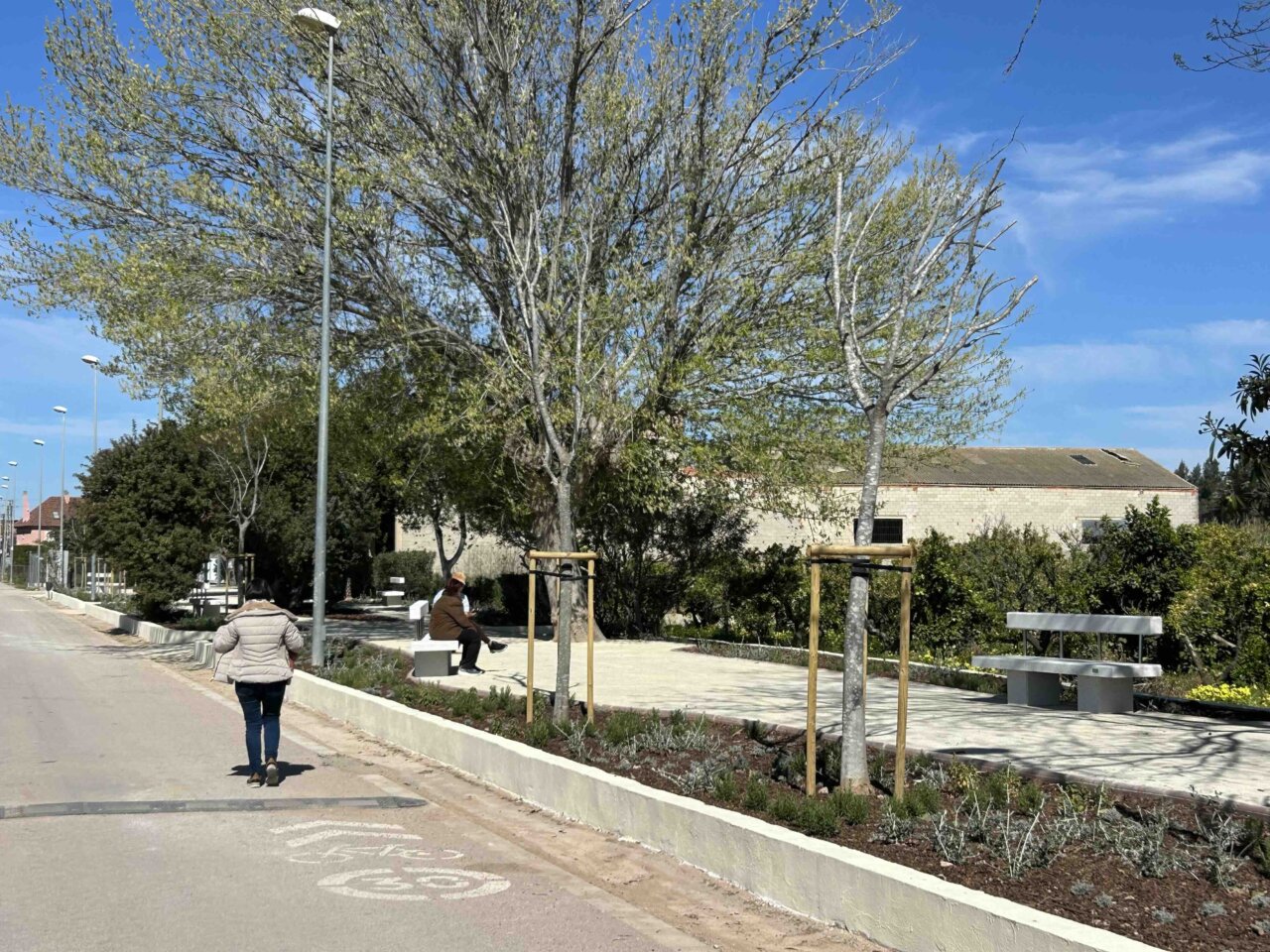 Jardín renovado en Massalfassar con árboles y bancos para descanso.
