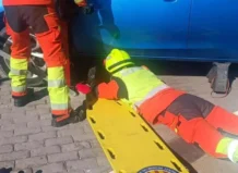 Bomberos realizando un rescate de un patinete atrapado bajo un coche en Torrent