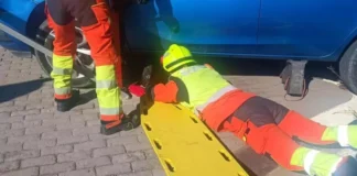 Bomberos realizando un rescate de un patinete atrapado bajo un coche en Torrent