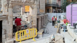 Trabajadores en la restauración de las Covetes de Sant Joan en Valencia