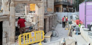 Trabajadores en la restauración de las Covetes de Sant Joan en Valencia