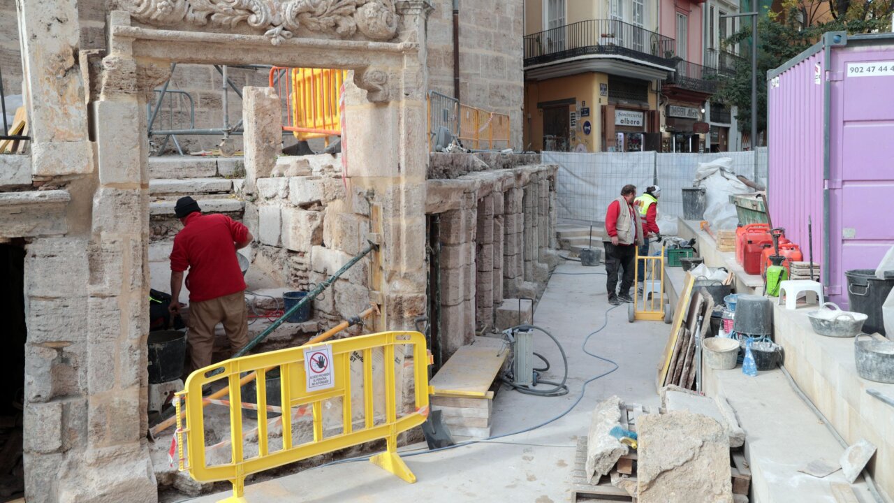 Trabajadores en la restauración de las Covetes de Sant Joan en Valencia