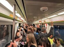 Interiores del tren de Metrovalencia con pasajeros durante un retraso