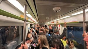 Interiores del tren de Metrovalencia con pasajeros durante un retraso
