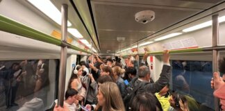 Interiores del tren de Metrovalencia con pasajeros durante un retraso