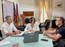 La alcaldesa de Moncada se reúne con representantes de La Vuelta a España.