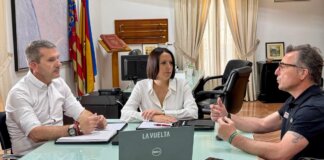 La alcaldesa de Moncada se reúne con representantes de La Vuelta a España.