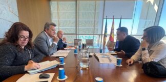 Reunión sobre la supresión del paso a nivel en Foios con varios representantes.