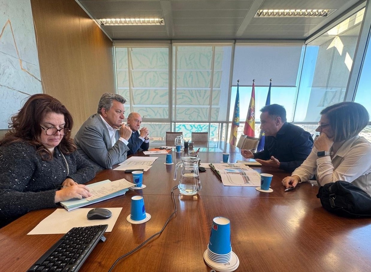 Reunión sobre la supresión del paso a nivel en Foios con varios representantes.