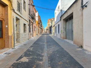 Calle reurbanizada en el barrio del Pla de Rafelbunyol con nuevo pavimento