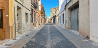Calle reurbanizada en el barrio del Pla de Rafelbunyol con nuevo pavimento