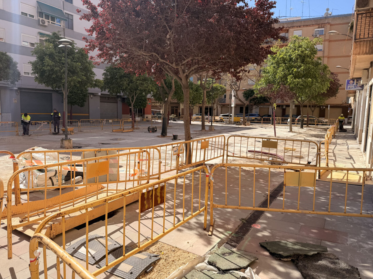 Trabajos de reurbanización en la plaza de Alaquas, Mislata con vallas de seguridad.
