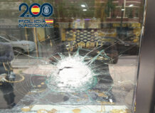 Dos detenidos en València por robar en una joyería y darse a la fuga en una motocicleta sustraída Cristales rotos de una vitrina tras un robo en una joyería