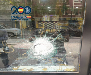 Cristales rotos de una vitrina tras un robo en una joyería