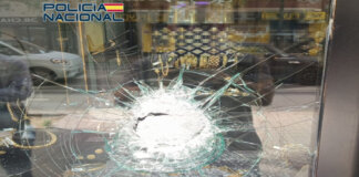 Cristales rotos de una vitrina tras un robo en una joyería