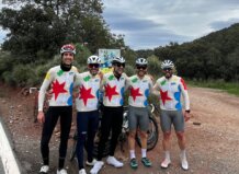 Un grupo de deportistas de Puçol recorrerán mil kilómetros en bici para concienciar sobre el cáncer infantil Grupo de ciclistas vestidos con camisetas de colores en un paisaje natural