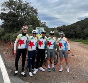 Grupo de ciclistas vestidos con camisetas de colores en un paisaje natural