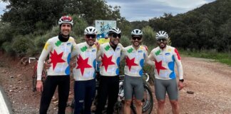Grupo de ciclistas vestidos con camisetas de colores en un paisaje natural