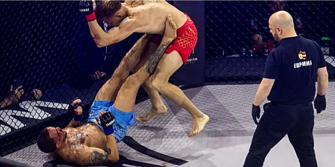 Luchadores en combate durante evento de MMA en Roig Arena