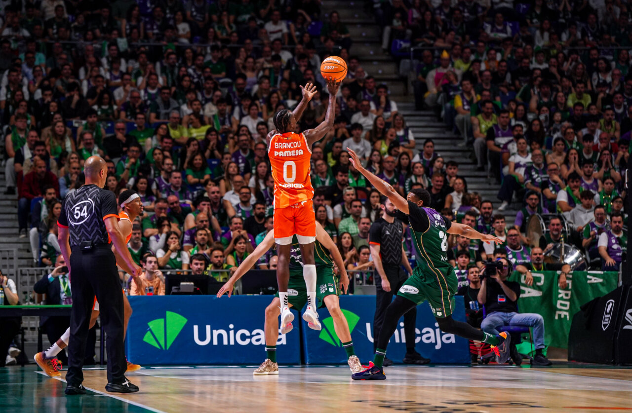 Jugador de Valencia Basket lanzando a canasta en un partido emocionante.