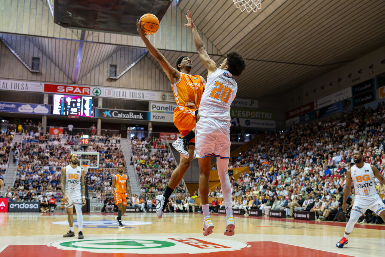 Jugador de Valencia Basket realizando un mate en un partido contra Girona.
