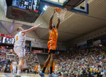Jugador de Valencia Basket anotando en un partido contra Girona