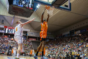 Jugador de Valencia Basket anotando en un partido contra Girona
