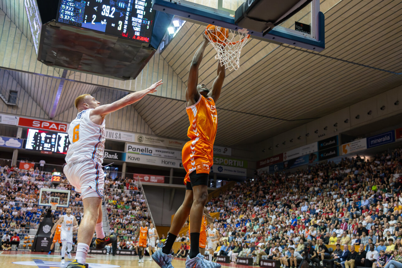 Jugador de Valencia Basket anotando en un partido contra Girona