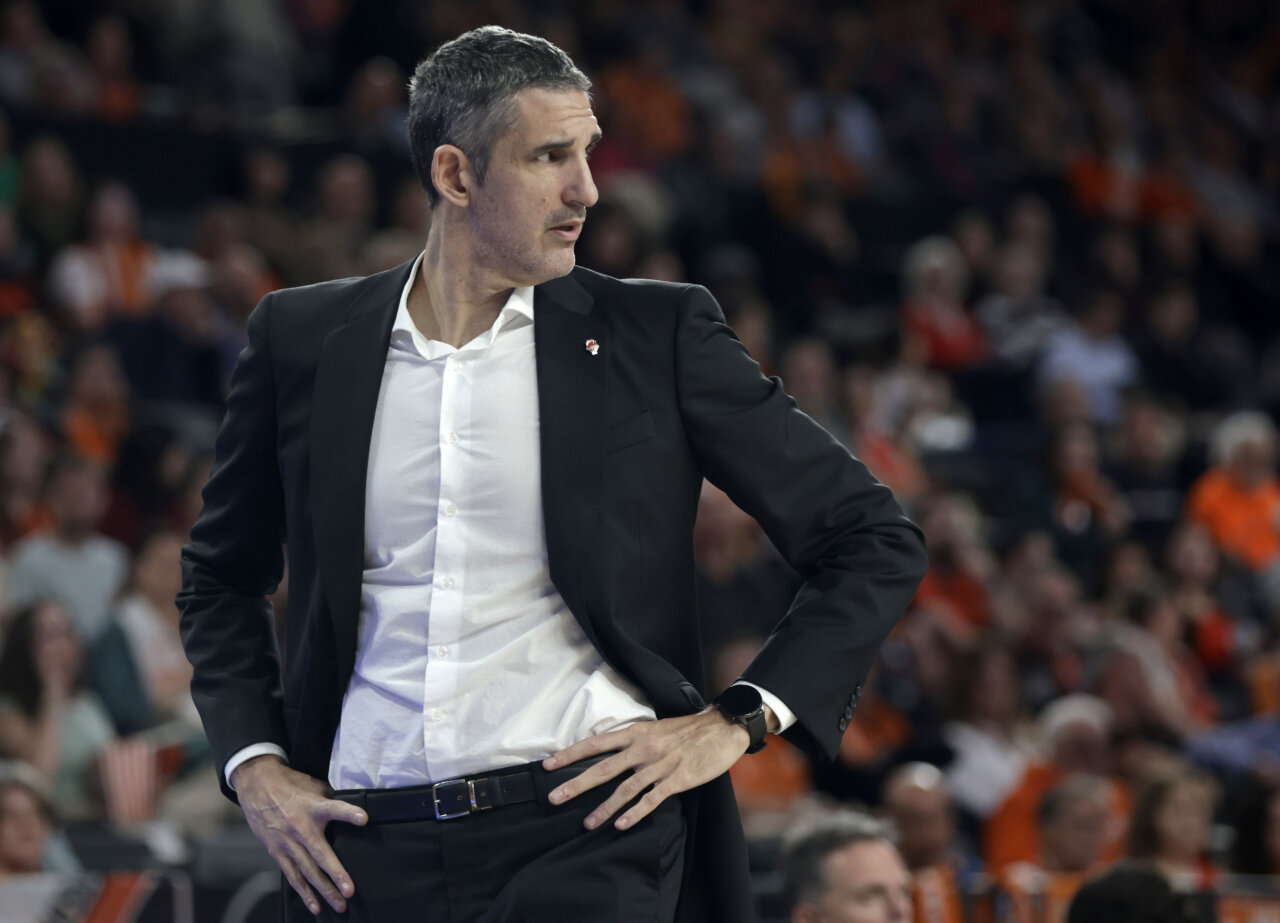 Rubén Burgos en un partido de baloncesto, con expresión concentrada.