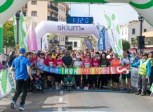 Participantes en la carrera RunCáncer en Paterna, con pancartas y ambiente festivo.