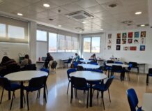 Estudiantes utilizando la sala de estudios en Alboraya