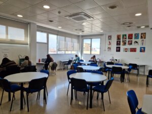 Estudiantes utilizando la sala de estudios en Alboraya