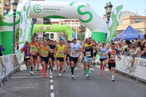 La carrera solidaria de RunCáncer reunió a mil participantes en Paterna.