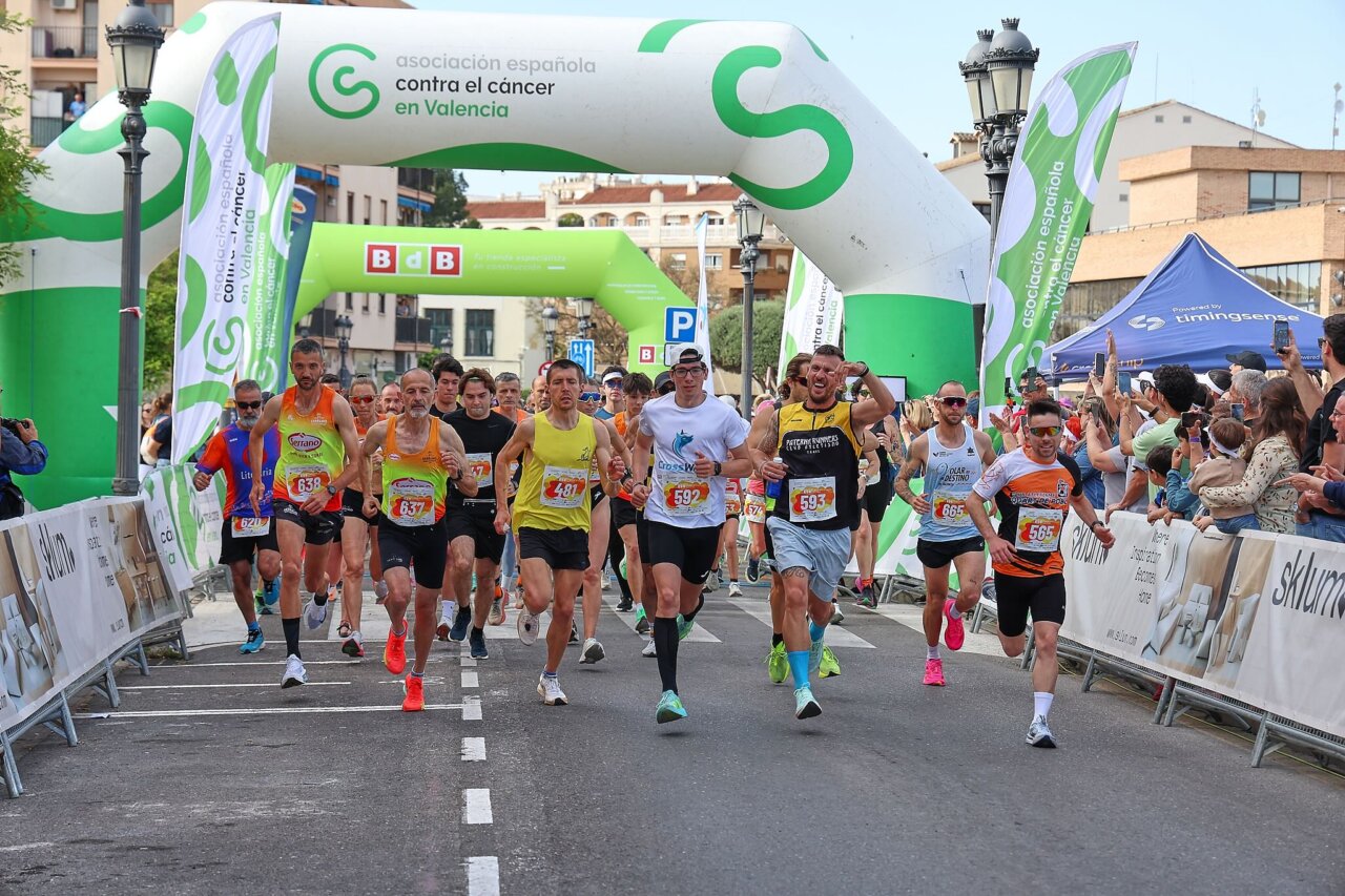 La carrera solidaria de RunCáncer reunió a mil participantes en Paterna.