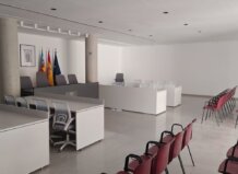 Interior del salón de plenos renovado en Sedaví con sillas y mesas modernas