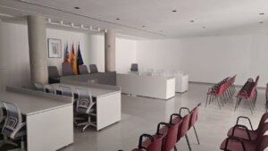 Interior del salón de plenos renovado en Sedaví con sillas y mesas modernas