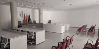 Interior del salón de plenos renovado en Sedaví con sillas y mesas modernas