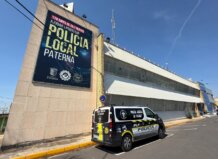 Edificio de la sede de la Policía Local de Paterna con vehículo policial