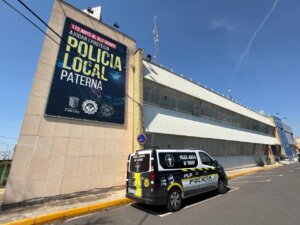Edificio de la sede de la Policía Local de Paterna con vehículo policial