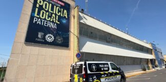 Edificio de la sede de la Policía Local de Paterna con vehículo policial